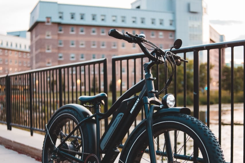Perguntas antes de comprar bike elétrica: modelo estacionado para avaliação